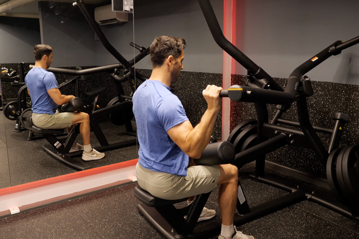 Jalon al pecho unilateral