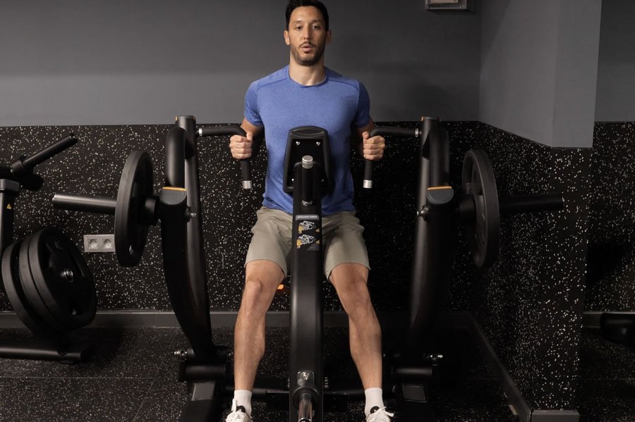 Remo en maquina sentado