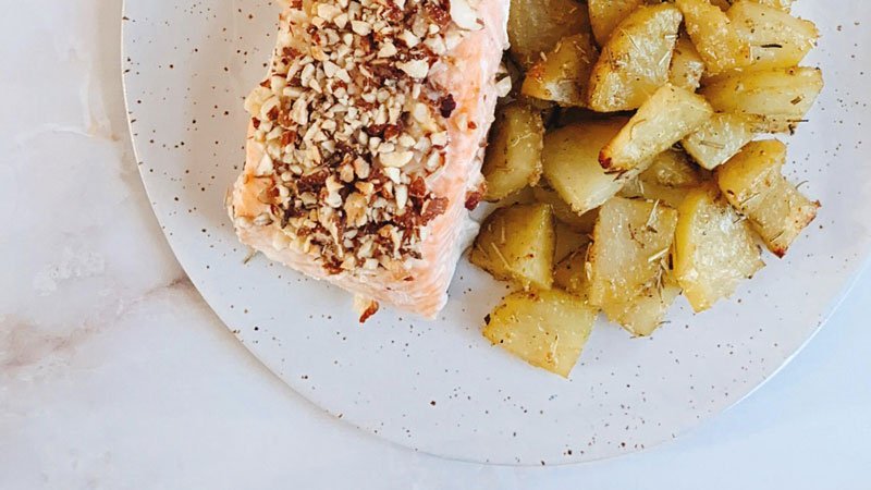 Salmón con almendras y patatas al horno